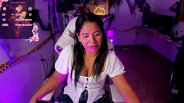 Snapshot of Dulce_Stones chatting on 10/19/25, 05:24 Dulce Stones online show from 10/19/25, 05:24