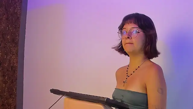 Ivy  storm online show from 11/03/25, 04:41