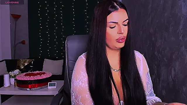 Snapshot of RheaLynn chatting on 11/17/25, 10:04 RheaLynn online show from 11/17/25, 10:04