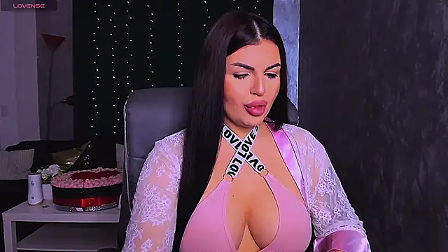 Snapshot of RheaLynn chatting on 11/24/25, 10:09 RheaLynn online show from 11/24/25, 10:09