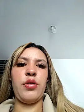 Snapshot of celeste_83 chatting on 11/23/25, 08:19 celeste 83 online show from 11/23/25, 08:19