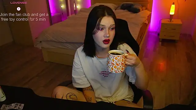 HotMuse online show from 10/26/25, 07:42