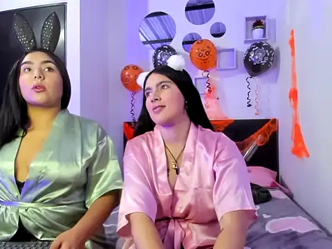 Twodirtyteens18 online show from 10/25/25, 12:18