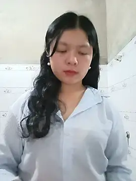 Snapshot of lisa-bae00 chatting on 05/17/26, 12:23 lisa-bae00 online show from 05/17/26, 12:23