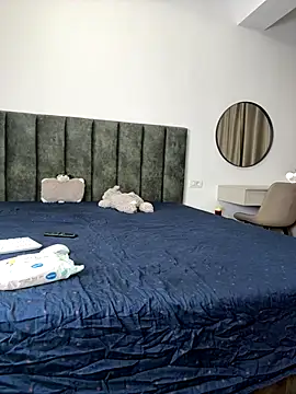 Snapshot of EllaSpark chatting on 12/17/25, 07:14 EllaSpark online show from 12/17/25, 07:14