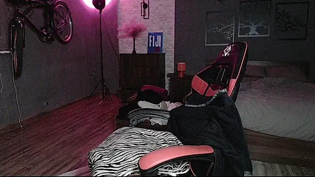 Snapshot of AuroraKeepFuck chatting on 11/07/25, 12:32 AuroraKeepFuck online show from 11/07/25, 12:32