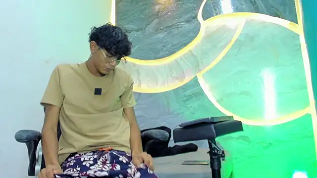 Sex Boy 33  online show from 10/27/25, 04:16