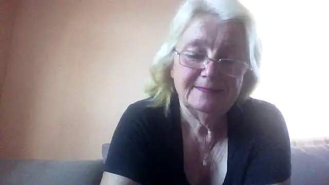 Snapshot of AmyLove353 chatting on 07/15/26, 04:40 AmyLove353 online show from 07/15/26, 04:40