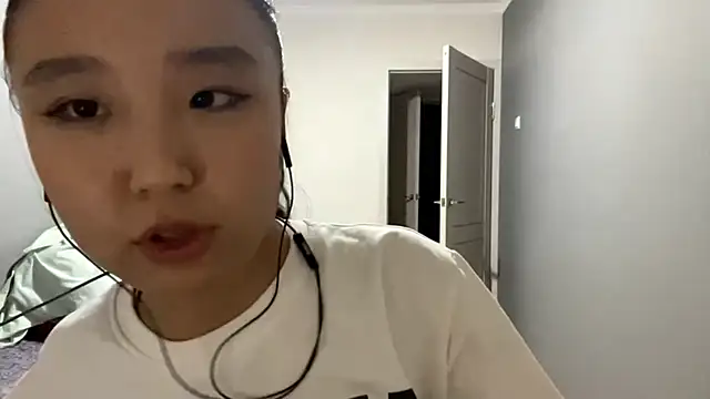 LiaPilksi online show from 10/20/25, 05:13