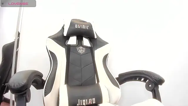 Snapshot of helleennhoot chatting on 12/17/25, 01:22 helleennhoot online show from 12/17/25, 01:22