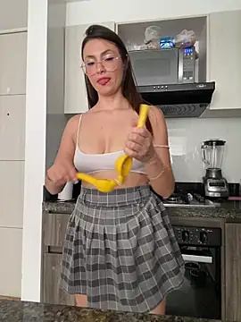 Snapshot of isa_p chatting on 03/25/26, 12:33 isa p online show from 03/25/26, 12:33