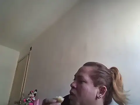 Snapshot of Eimy2025 chatting on 10/21/25, 11:11 Eimy2025 online show from 10/21/25, 11:11