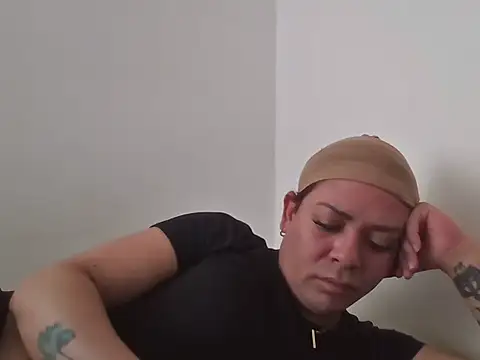 Snapshot of Eimy2025 chatting on 10/22/25, 01:11 Eimy2025 online show from 10/22/25, 01:11