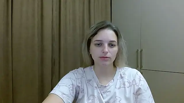 Snapshot of ElisSky301 chatting on 11/13/25, 11:03 ElisSky301 online show from 11/13/25, 11:03