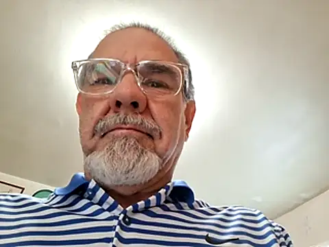 Snapshot of pena633 chatting on 11/15/25, 03:52 pena633 online show from 11/15/25, 03:52