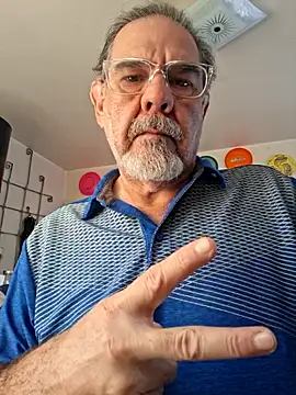 Snapshot of pena633 chatting on 12/14/25, 04:56 pena633 online show from 12/14/25, 04:56