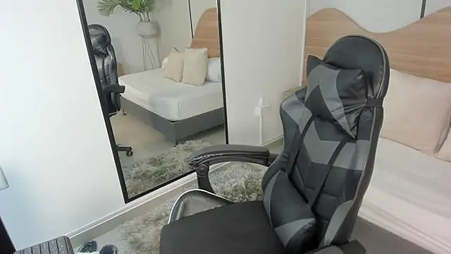 mia collins96 online show from 11/26/25, 02:45