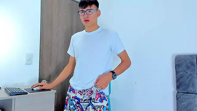 Nicolas Torres  online show from 11/08/25, 03:07