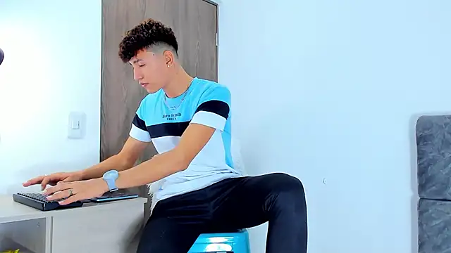 Nicolas Torres  online show from 11/19/25, 04:01