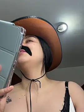 Snapshot of Selena_Roa chatting on 10/31/25, 02:56 Selena Roa online show from 10/31/25, 02:56