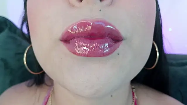 Snapshot of mia_roux1 chatting on 05/17/26, 10:28 mia roux1 online show from 05/17/26, 10:28