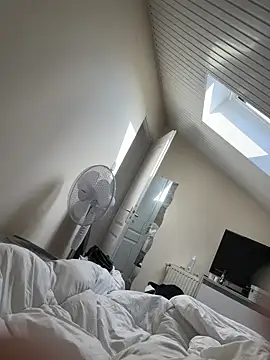 Snapshot of BicolorCandidate81 chatting on 10/30/25, 12:39 BicolorCandidate81 online show from 10/30/25, 12:39