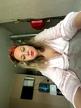  GloriaLowe  online show from 10/28/25, 07:23