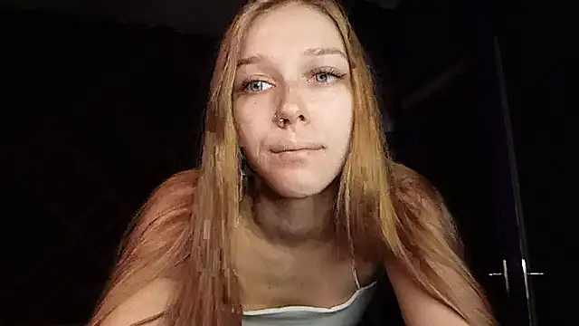 Snapshot of mari_martin chatting on 10/27/25, 03:27 mari martin online show from 10/27/25, 03:27