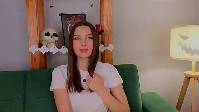 Snapshot of KateCahee chatting on 10/31/25, 12:33 KateCahee online show from 10/31/25, 12:33