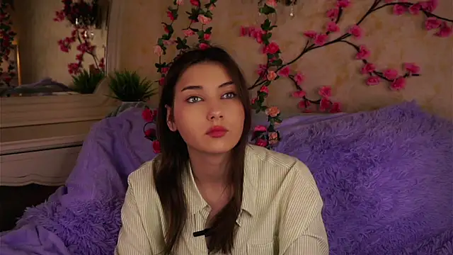 Snapshot of KateCahee chatting on 11/10/25, 02:21 KateCahee online show from 11/10/25, 02:21