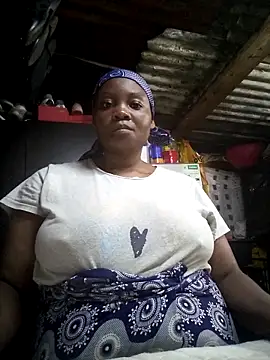 Snapshot of blackbeautyxx92 chatting on 10/23/25, 07:18 blackbeautyxx92 online show from 10/23/25, 07:18