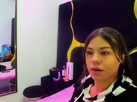 Gianna Johnson online show from 12/05/25, 02:53