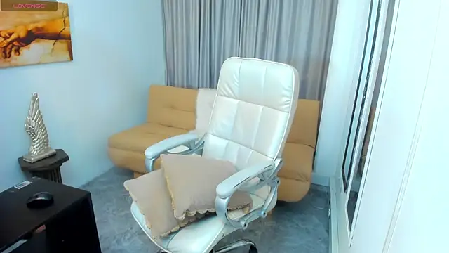 Claire Aristizabal  online show from 10/23/25, 07:45