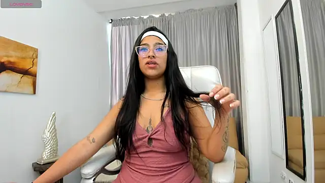 Snapshot of Claire_Aristizabal_ chatting on 10/29/25, 07:37 Claire Aristizabal online show from 10/29/25, 07:37