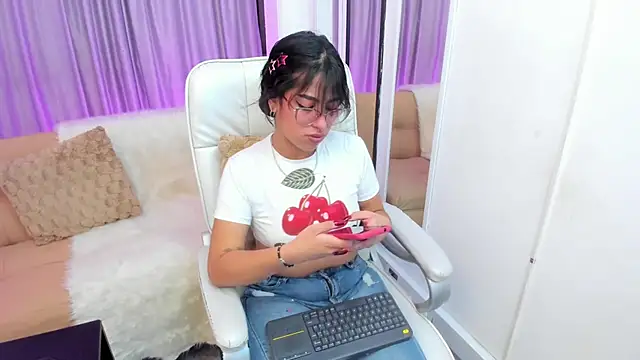 Snapshot of Claire_Aristizabal_ chatting on 11/14/25, 08:07 Claire Aristizabal online show from 11/14/25, 08:07