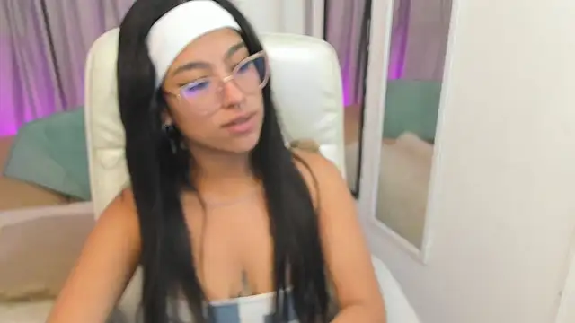 Snapshot of Claire_Aristizabal_ chatting on 11/19/25, 08:42 Claire Aristizabal online show from 11/19/25, 08:42