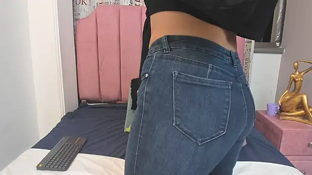 Snapshot of Claire_Aristizabal_ chatting on 11/22/25, 04:33 Claire Aristizabal online show from 11/22/25, 04:33