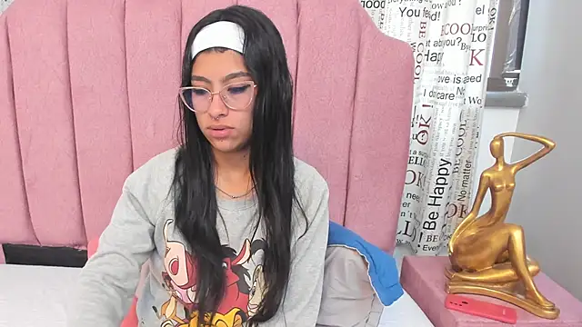 Snapshot of Claire_Aristizabal_ chatting on 11/23/25, 12:16 Claire Aristizabal online show from 11/23/25, 12:16