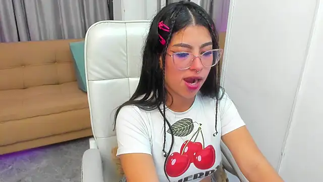 Snapshot of Claire_Aristizabal_ chatting on 12/02/25, 08:04 Claire Aristizabal online show from 12/02/25, 08:04