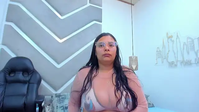 Snapshot of Julieta_Owen chatting on 10/28/25, 02:31 Julieta Owen online show from 10/28/25, 02:31