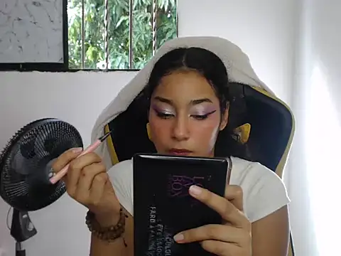 Snapshot of emily_stars1 chatting on 11/24/25, 07:46 emily stars1 online show from 11/24/25, 07:46