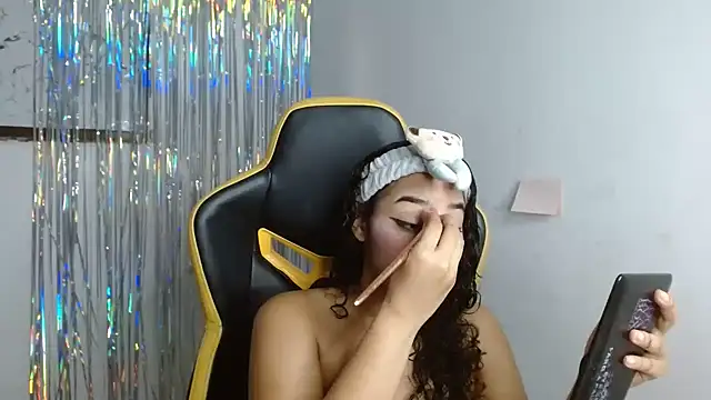 Snapshot of emily_stars1 chatting on 12/21/25, 10:39 emily stars1 online show from 12/21/25, 10:39