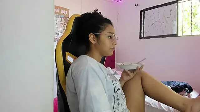 Snapshot of emily_stars1 chatting on 03/31/26, 05:24 emily stars1 online show from 03/31/26, 05:24