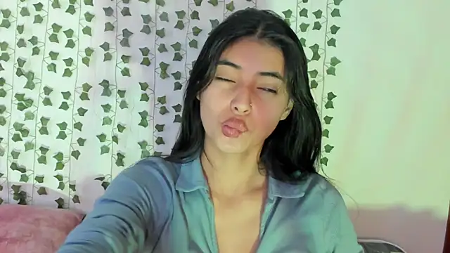 Snapshot of miadaviesx chatting on 12/21/25, 08:27 miadaviesx online show from 12/21/25, 08:27