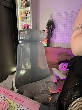 Snapshot of sweettoqui chatting on 10/26/25, 12:05 sweettoqui online show from 10/26/25, 12:05