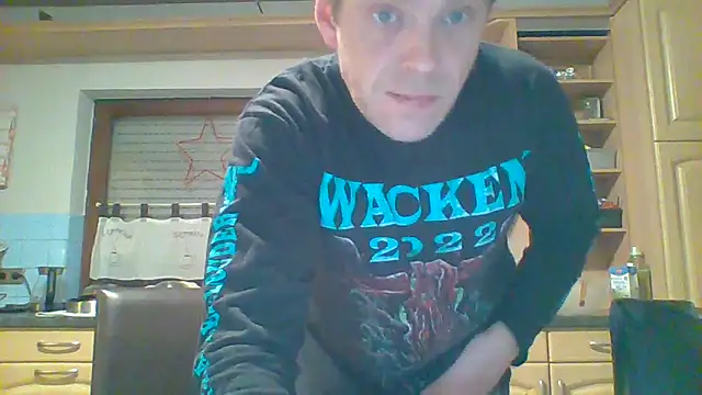 Snapshot of tommy3300 chatting on 12/22/25, 06:21 tommy3300 online show from 12/22/25, 06:21