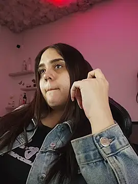 mirandahvelez online show from 10/31/25, 06:25