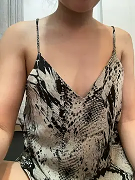 Snapshot of Emily-y chatting on 06/29/26, 10:48 Emily-y online show from 06/29/26, 10:48