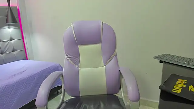 Alan Grey18 online show from 10/25/25, 04:09