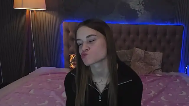 Snapshot of LuisaClover chatting on 11/10/25, 01:43 LuisaClover online show from 11/10/25, 01:43